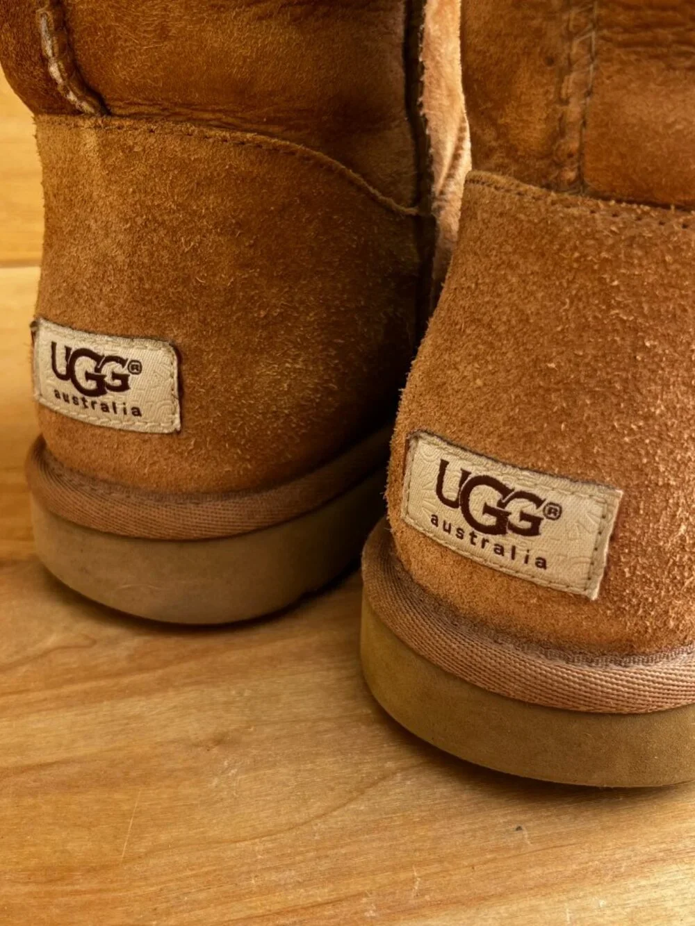 UGG BAILEY BUTTON TRIPLET CHESTNUT SUEDE MID CALF BOOTS Women’s sz 9 F19010G
